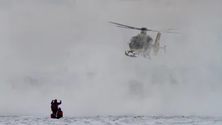 Ratownicy Krynickiej Grupy GOPR podczas ćwiczeń z użyciem śmigłowca LPR w podkrakowskim Kryspinowie. Fot. PAP/Jacek Bednarczyk