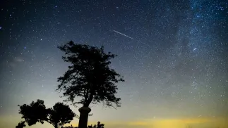 Spadający meteoryt. Zdj. ilustracyjne. Fot. PAP/EPA/PETER KOMKA