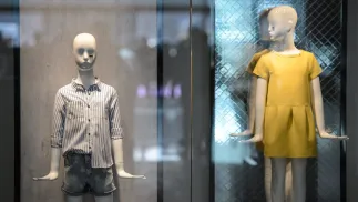 Manekiny z ubraniami dziecięcymi. Fot. PAP/Wojciech Pacewicz