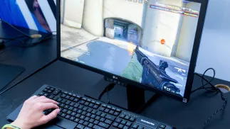 Nastolatek grający w Counter-Strike'a. Fot. PAP/Andrzej Grygiel