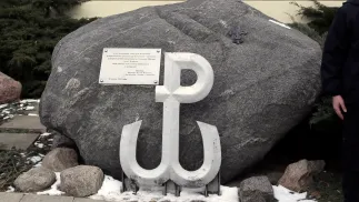 Kamień i tablica pamiątkowa w pobliżu miejsca ataku Fot. PAP/Tomasz Gzell