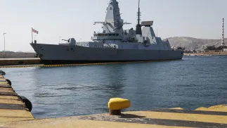 Brytyjski niszczyciel rakietowy HMS Duncan. Fot. PAP/EPA/YANNIS KOLESIDIS 