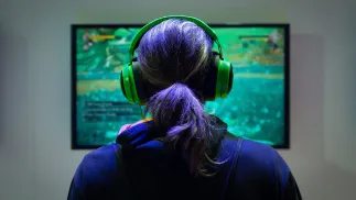 Człowiek grający w grę. Fot. EPA/Enric Fontcuberta