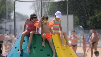 Dzieci na wodnym placu zabaw Fot. PAP/Marcin Obara