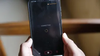 Человек подключает свой мобильный телефон к виртуальной частной сети (VPN). Fot. PAP/EPA/FAROOQ KHAN (фотоиллюстрация)