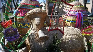 Wiklinowy kosz w centrum Rudnika nad Sanem. Fot. PAP/	Darek Delmanowicz (2020)