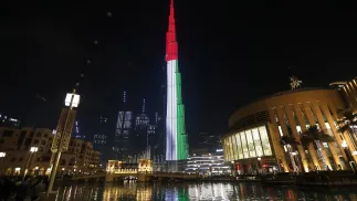 Символ Дубая - небоскрёб Бурдж Халифа, подсвеченный в цветах флага ОАЭ.