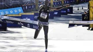 Albert Korir na mecie maratonu w Nowym Jorku w 2021 roku, fot. PAP/EPA/PETER FOLEY