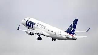 Informacje na temat kolejnych rejsów powrotnych PLL LOT będą przekazywać na bieżąco. Fot. PAP/	Darek Delmanowicz