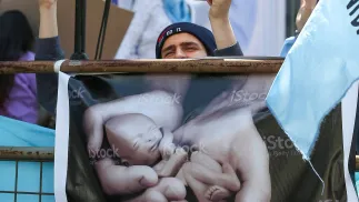 Największa demonstracja odbyła się w centrum Lizbony, stolicy kraju, z udziałem m.in. działaczy organizacji pro-life, stowarzyszeń katolickich, a także polityków ugrupowań prawicowych. Fot. PAP/EPA/	JOSE JACOME (zdjęcie ilustracyjne)
