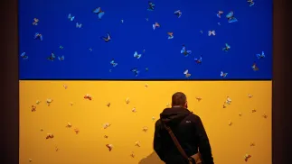 Посетитель рассматривает работу британского художника Дэмиана Херста «Небо над кукурузным полем, 2022» на выставке в украинском павильоне на 59-й Международной выставке искусств в Венеции, Италия, 22 апреля 2022 года. Фотоиллюстрация. Fot. PAP/EPA/Zsolt Czegledi