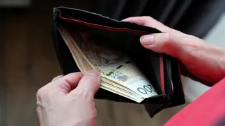 Banknoty w portfelu. Zdj. Ilustracyjne. Fot. PAP/Marcin Bielecki
