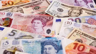 Banknoty: funty brytyjskie, amerykański dolar i euro, zdjęcie ilustracyjne, fot. PAP/EPA/STEPHANIE LECOCQ