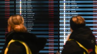 Tablica odlotów Fot. PAP/EPA/FILIP SINGER