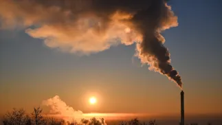 Dym wydobywający się z komina Fot. PAP/Darek Delmanowicz