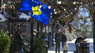 Kosowianie w stolicy kraju, Prisztinie, zdjęcie ilustracyjne, fot. PAP/EPA/Georgi Licovski