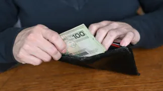 Banknoty w portfelu Fot. PAP/Marcin Bielecki