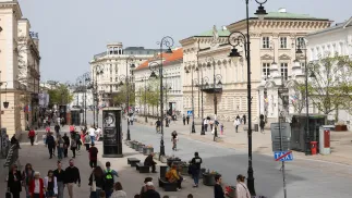 Люди прогулюються Королівським трактом у Варшаві. Фотоілюстрація. Fot. PAP/Leszek Szymański