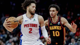 Zawodnik Detroit Pistons Cade Cunningham (z piłką) i zawodnik Atlanta Hawks Zaccharie Risacher (z prawej), fot. PAP/EPA/ERIK S. LESSER