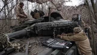 Украинские военные устанавливают динамическую защиту на танке Т-64. Fot. PAP/EPA/MARIA SENOVILLA