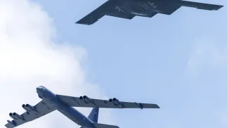 Kan: sobotni atak przeprowadziły Stany Zjednoczone przy użyciu bomb penetrujących, zwanych „pogromcami bunkrów”. Fot. PAP/EPA/CRISTOBAL HERRERA-ULASHKEVICH