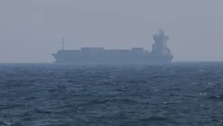 Statek Cargo w cieśninie Ormuz. Fot. PAP/EPA/ALI HAIDER 