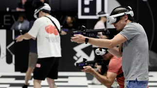 Mężczyźni grający w grę. Fot. EPA/RONALD WITTEK