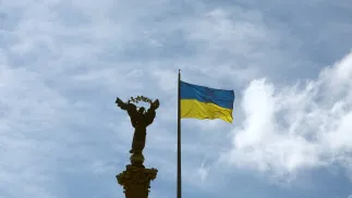 Український прапор біля Монумента Незалежності, Київ. Фотоілюстрація. Fot. PAP/EPA/SERGEY DOLZHENKO