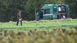 Służby w miejscu znalezienia fragmentów polskiej rakiety w miejscowości Choiny w pow. świdnickim w 2025 r., zdjęcie ilustracyjne, fot. PAP/Wojtek Jargiło