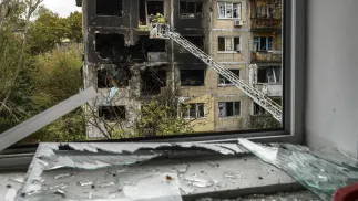  Рятувальники працюють на місці російського удару по житловому будинку в Києві, Україна, 28 вересня 2025 року. Фотоілюстрація. Fot. PAP/EPA/MAXYM MARUSENKO