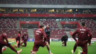 Selekcjoner reprezentacji Polski Jan Urban (C) podczas treningu drużyny, fot. PAP/Leszek Szymański