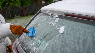 Przymrozek na szybie samochodowej Fot. PAP/Marcin Bielecki