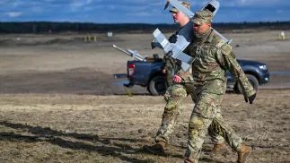 Amerykańscy żołnierze z dronem (zdjęcie ilustracyjne). Fot. PAP/Darek Delmanowicz
