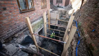 Fragment nieznanych wcześniej drewnianych konstrukcji z XIII wieku w Toruniu. Konstrukcje odkryte zostały podczas badań archelogocznych na dziedzińcu Domu Mikołaja Kopernika w Toruniu. Fot. PAP/Tytus Żmijewski