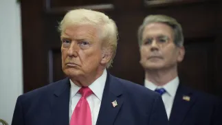 Prezydent USA Donald Trump i minister finansów USA Scott Bessent. Fot. PAP/EPA/YURI GRIPAS / POOL