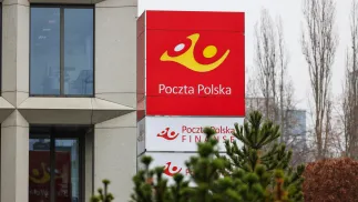 Poczta poinformowała, że podpisano już pierwszą umowę wykonawczą, obejmującą dostawę 3 tys. 750 zestawów komputerowych. Fot. PAP/Albert Zawada