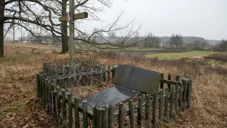 Меморіал у селі Угли Рівненської області. Fot. PAP/Vladyslav Musiienko