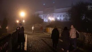 Przechodnie. Fot. PAP/Wojtek Jargiło