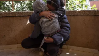 Dziewczyna z dzieckiem - zdjęcie ilustracyjne Fot. PAP/EPA/HAITHAM IMAD