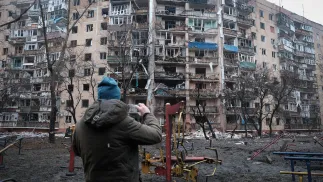 Людина фотографує руйнування після російського бомбардування житлового району в Краматорську (Донецька область) 8 лютого 2026 року. Фотоілюстрація. Fot. PAP/EPA/Maria Senovilla 