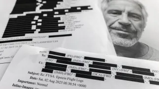 Wydruk zredagowanej korespondencji z akt Jeffrey'a Epsteina. Fot. PAP/EPA/CRISTOBAL HERRERA-ULASHKEVICH