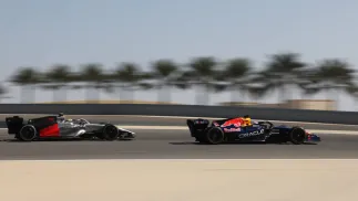 13.02.2026, Max Verstappen (z prawej) i Gabierl Bortoletto (z lewej) podczas przedsezonowych testów w Bahrajnie, fot. PAP/EPA/ALI HAIDER