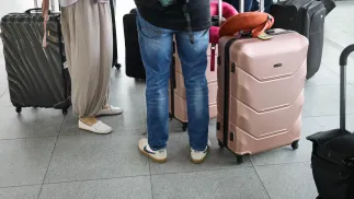 Podróżni na lotnisku Fot. PAP/Albert Zawada