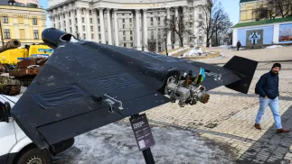 Выставленный на показ сбитый дрон Shahed в центре Киева. Fot. PAP/Vladyslav Musiienko