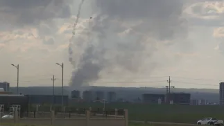 Dym unosi się po ataku irańskiego drona na lotnisko w Irbilu w Iraku, 28 lutego 2026 r. Fot. PAP/EPA/GAILAN HAJI 