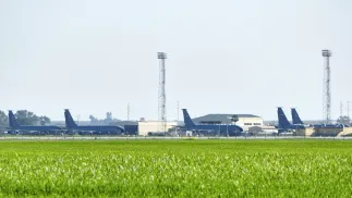 „El Pais” zauważył, że zakaz ten ma tylko jeden wyjątek: na przelot i lądowanie danego samolotu zezwala się wyłącznie w sytuacjach nadzwyczajnych. Fot. PAP/EPA/	David Arjona