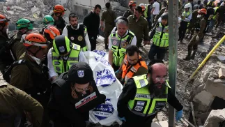 Irański atak rakietowy w mieście Bet Szemesz w Izraelu. Fot. PAP/EPA/	ABIR SULTAN