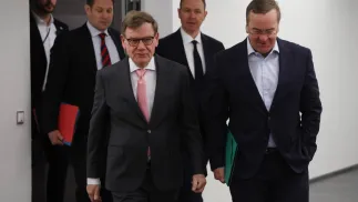 Po lewej szef niemieckiego MSZ Johann Wadephul i minister obrony Niemiec Boris Pistorius. Fot. PAP/EPA/SEAN GALLUP / POOL