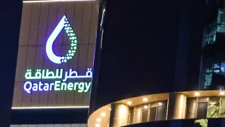 Logo QatarEnergy Fot. PAP/EPA/HANNIBAL HANSCHKE