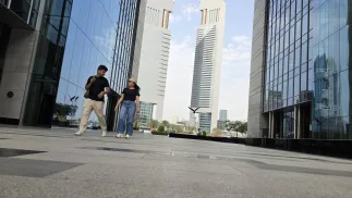 Ludzie spacerujący w Dubaju. Fot. EPA/STRINGER